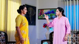 Karthika Deepam S01E1124 Roshini, Soundarya Lock Horns Full Episode