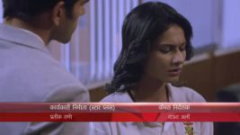 Nisha Aur Uske Cousins S06 E05 Ritesh gifts earrings to Kirti